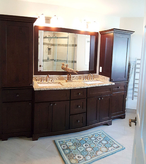 Double vanity and linen towers in a chestnut finish Moderno Cuarto