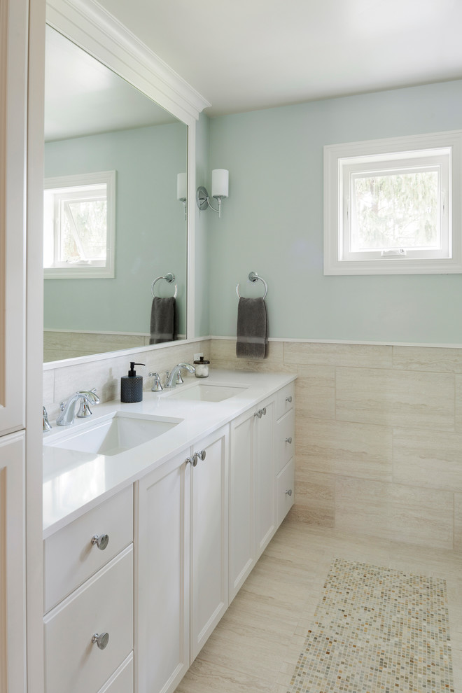 На фото: главная ванная комната среднего размера в стиле неоклассика (современная классика) с фасадами с утопленной филенкой, белыми фасадами, бежевой плиткой, керамической плиткой, зелеными стенами и полом из керамической плитки с