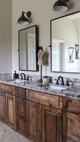 Großes Uriges Badezimmer En Suite mit profilierten Schrankfronten, hellbraunen Holzschränken, weißer Wandfarbe, Unterbauwaschbecken und Granit-Waschbecken/Waschtisch in Dallas