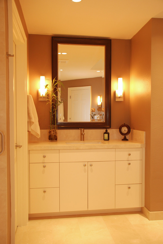 Idéer för att renovera ett vintage badrum, med ett undermonterad handfat, släta luckor, vita skåp, granitbänkskiva, ett badkar i en alkov, en öppen dusch, beige kakel, porslinskakel, bruna väggar och klinkergolv i porslin