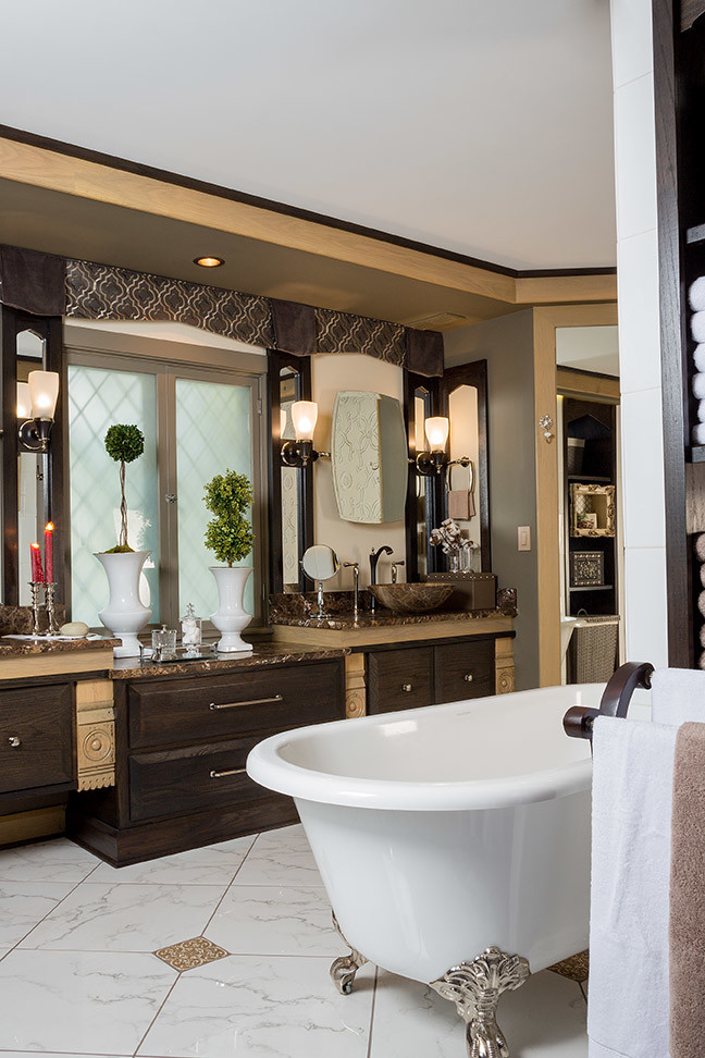 Inspiration för stora klassiska en-suite badrum, med ett fristående handfat, möbel-liknande, skåp i mörkt trä, marmorbänkskiva, ett badkar med tassar, porslinskakel, grå väggar och klinkergolv i porslin