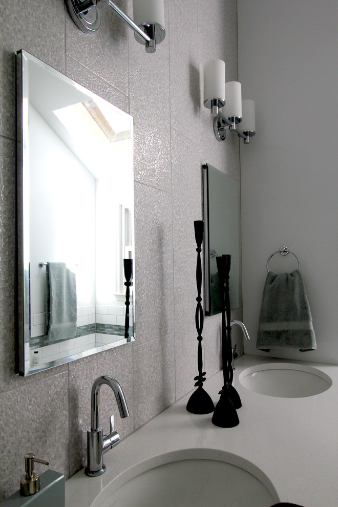 Diseño de cuarto de baño principal minimalista con lavabo bajoencimera, armarios estilo shaker, puertas de armario de madera en tonos medios, encimera de cuarzo compacto, bañera encastrada, ducha empotrada, baldosas y/o azulejos blancos, baldosas y/o azulejos de cerámica y paredes blancas