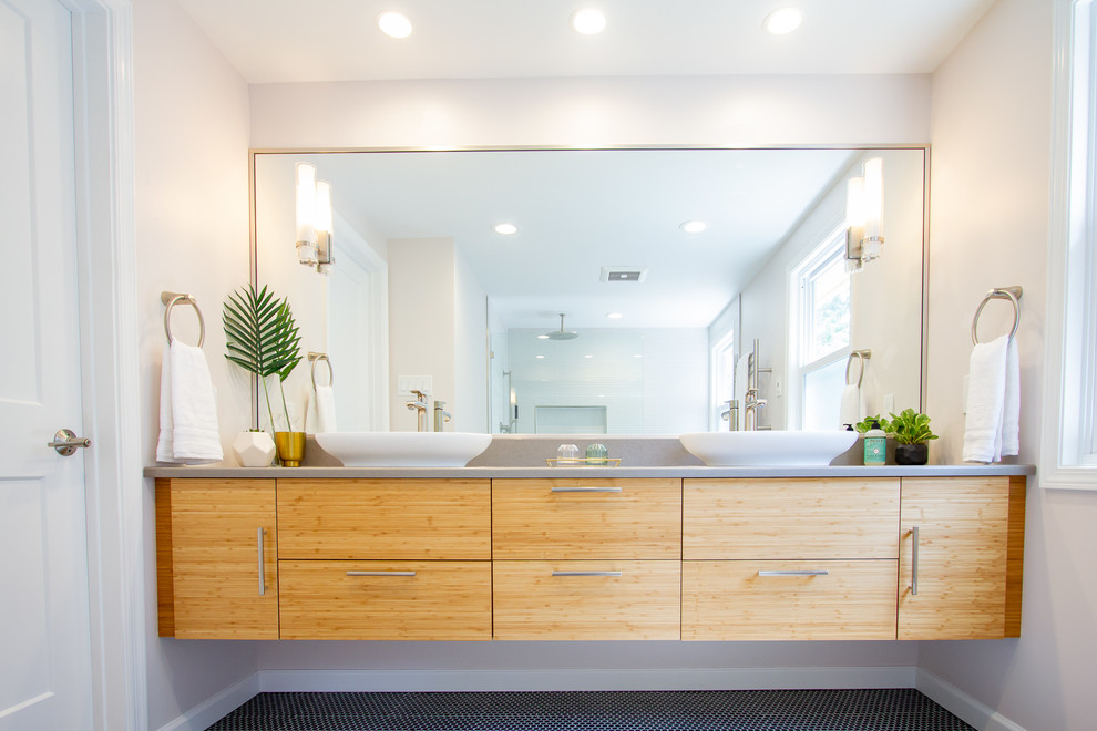 Exempel på ett modernt en-suite badrum, med släta luckor, skåp i ljust trä, vit kakel, beige väggar, mosaikgolv, ett fristående handfat, bänkskiva i kvartsit, svart golv och med dusch som är öppen
