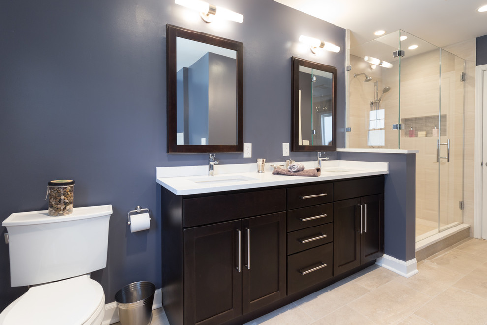 Idéer för att renovera ett stort funkis en-suite badrum, med ett undermonterad handfat, luckor med infälld panel, skåp i mörkt trä, bänkskiva i kvarts, ett badkar i en alkov, en hörndusch, en toalettstol med separat cisternkåpa, grå kakel, keramikplattor, blå väggar och klinkergolv i keramik