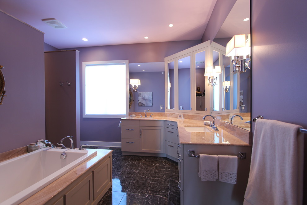 Пример оригинального дизайна: большая главная ванная комната в стиле фьюжн с фасадами с утопленной филенкой, бежевыми фасадами, накладной ванной, раздельным унитазом, коричневой плиткой, каменной плиткой, фиолетовыми стенами, мраморным полом, врезной раковиной, мраморной столешницей и открытым душем