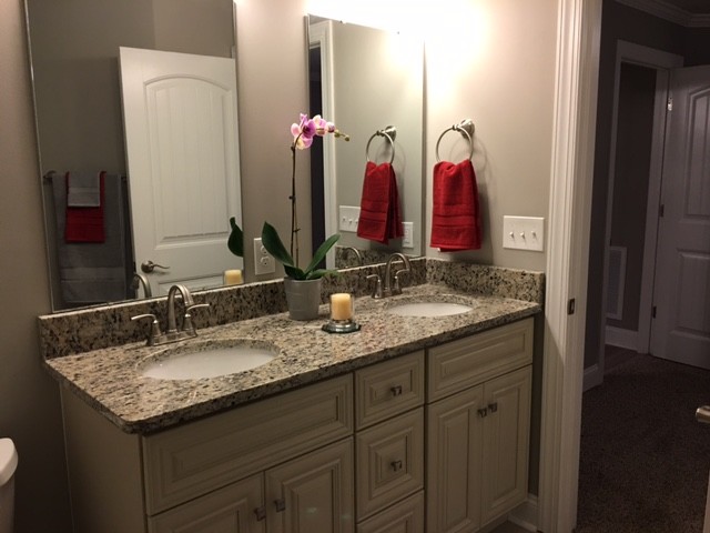 Idéer för att renovera ett mellanstort amerikanskt badrum med dusch, med luckor med upphöjd panel, vita skåp och granitbänkskiva