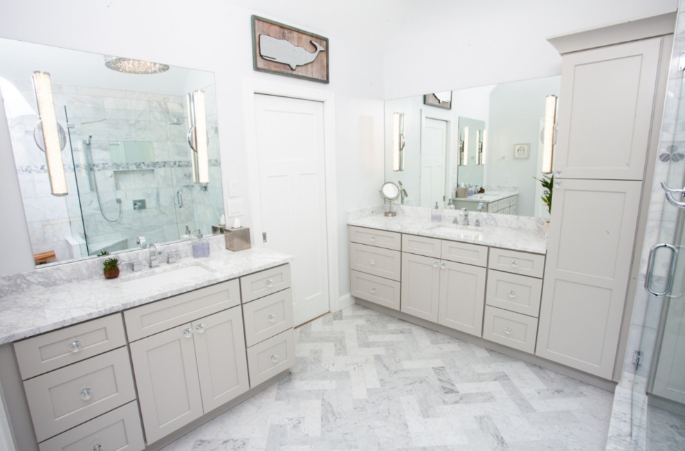 Idéer för ett mellanstort klassiskt vit en-suite badrum, med luckor med infälld panel, grå skåp, en hörndusch, vit kakel, marmorkakel, grå väggar, marmorgolv, ett undermonterad handfat, marmorbänkskiva, grått golv och dusch med gångjärnsdörr