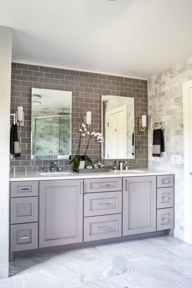 Foto di una stanza da bagno tradizionale con ante con riquadro incassato, ante grigie, piastrelle grigie, piastrelle diamantate, lavabo sottopiano, pavimento grigio e top bianco