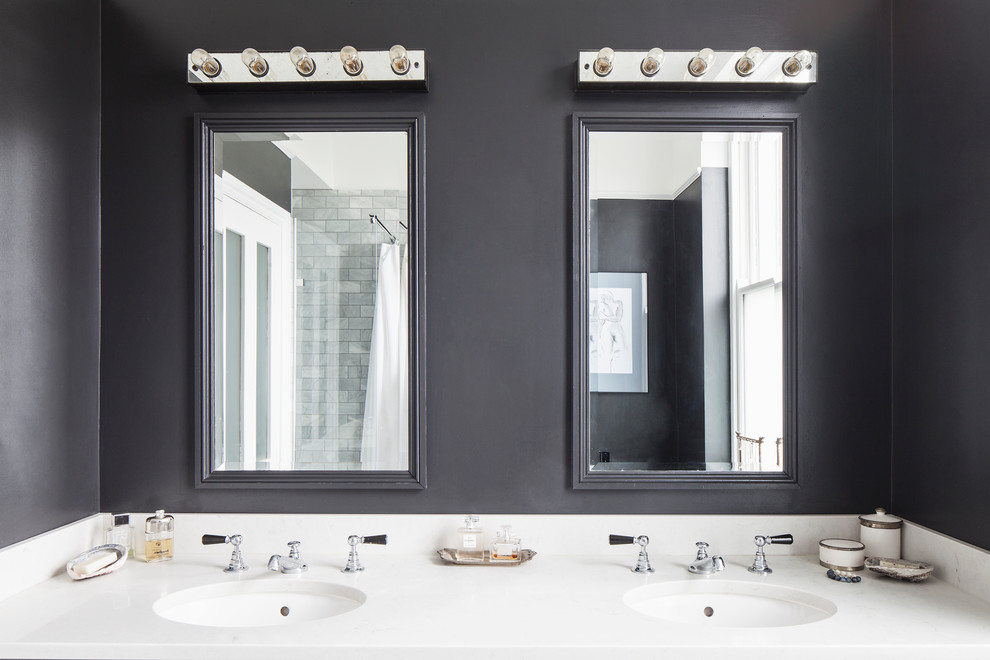 Ispirazione per una stanza da bagno padronale classica di medie dimensioni con ante in stile shaker, ante blu, top in marmo, top bianco, due lavabi e mobile bagno incassato