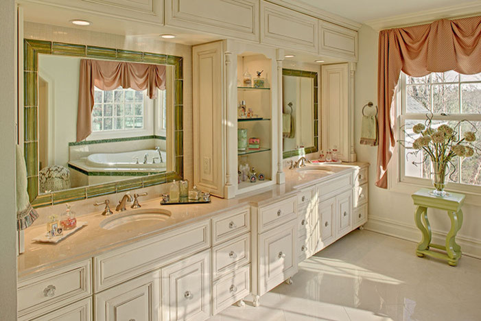 Bild på ett mycket stort vintage en-suite badrum, med ett undermonterad handfat, luckor med upphöjd panel, beige skåp, bänkskiva i onyx, ett hörnbadkar, en dusch i en alkov, en toalettstol med hel cisternkåpa, beige kakel, porslinskakel, beige väggar och klinkergolv i porslin