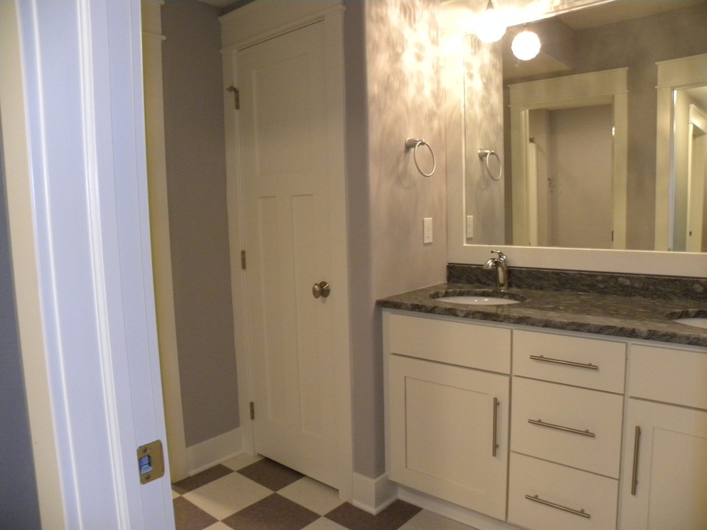 Modernes Badezimmer mit Unterbauwaschbecken, Schrankfronten im Shaker-Stil, weißen Schränken und Granit-Waschbecken/Waschtisch in Sonstige