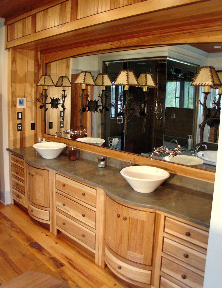 Пример оригинального дизайна: ванная комната в стиле рустика с фасадами цвета дерева среднего тона