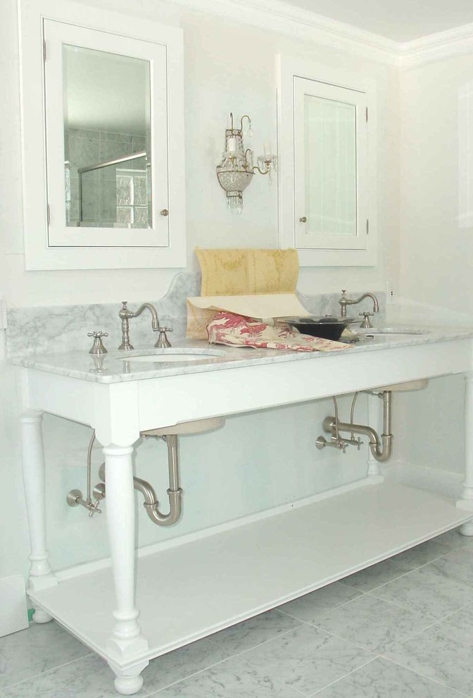 Idéer för att renovera ett rustikt badrum, med ett undermonterad handfat, möbel-liknande, vita skåp, granitbänkskiva och grå kakel