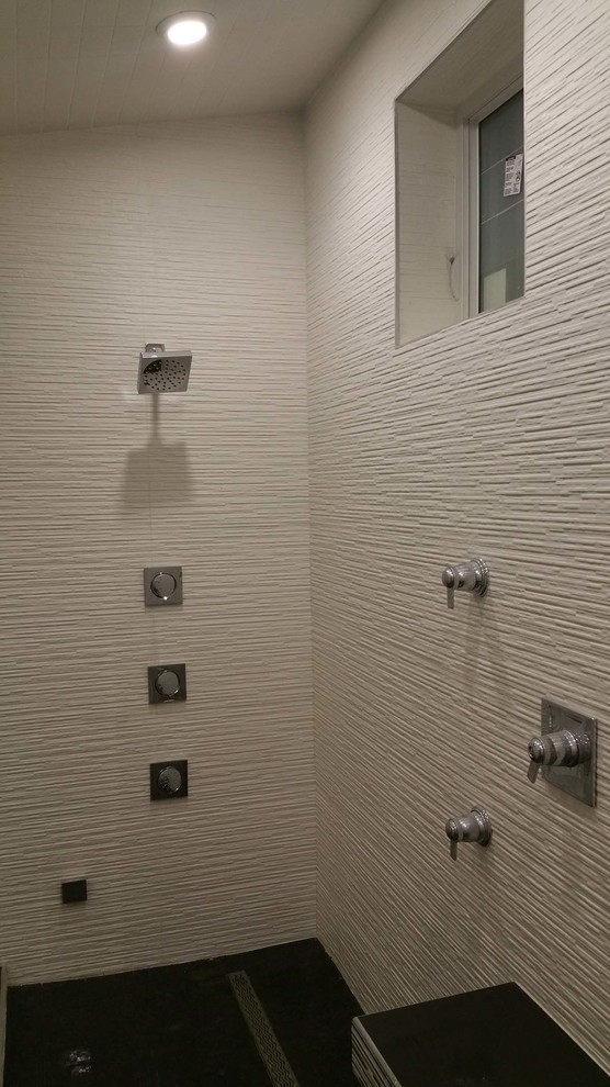 Exempel på ett modernt en-suite badrum, med våtrum, porslinskakel och dusch med gångjärnsdörr