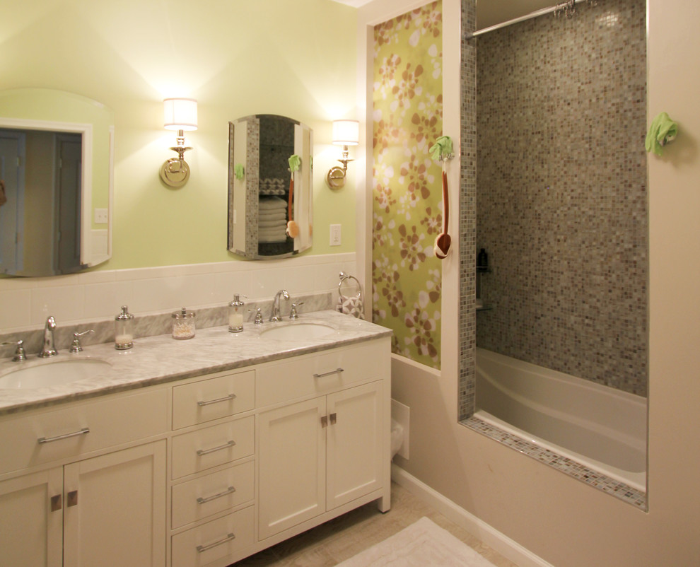 Пример оригинального дизайна: большая ванная комната в стиле неоклассика (современная классика) с фасадами в стиле шейкер, белыми фасадами, мраморной столешницей, накладной ванной, душем в нише, разноцветной плиткой, врезной раковиной, зелеными стенами и полом из керамической плитки