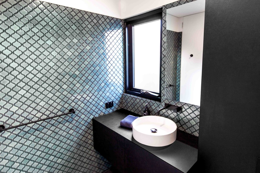 Идея дизайна: ванная комната среднего размера в современном стиле с черными фасадами, синей плиткой, керамогранитной плиткой, белыми стенами и бетонным полом