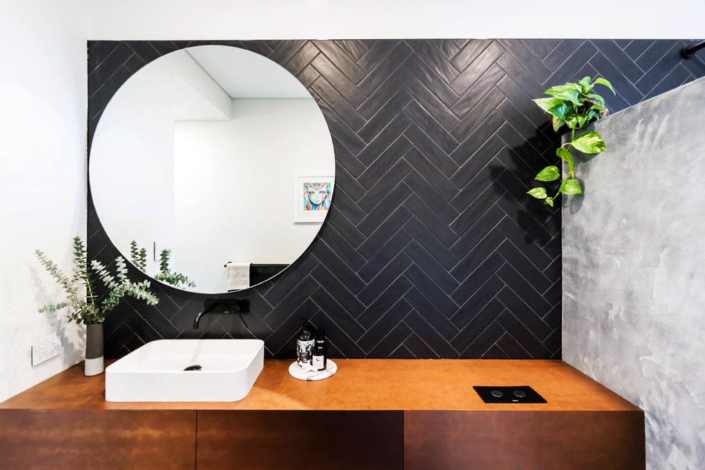 Свежая идея для дизайна: ванная комната среднего размера в современном стиле с искусственно-состаренными фасадами, керамогранитной плиткой, белыми стенами, бетонным полом, угловым душем, настольной раковиной и черной плиткой - отличное фото интерьера