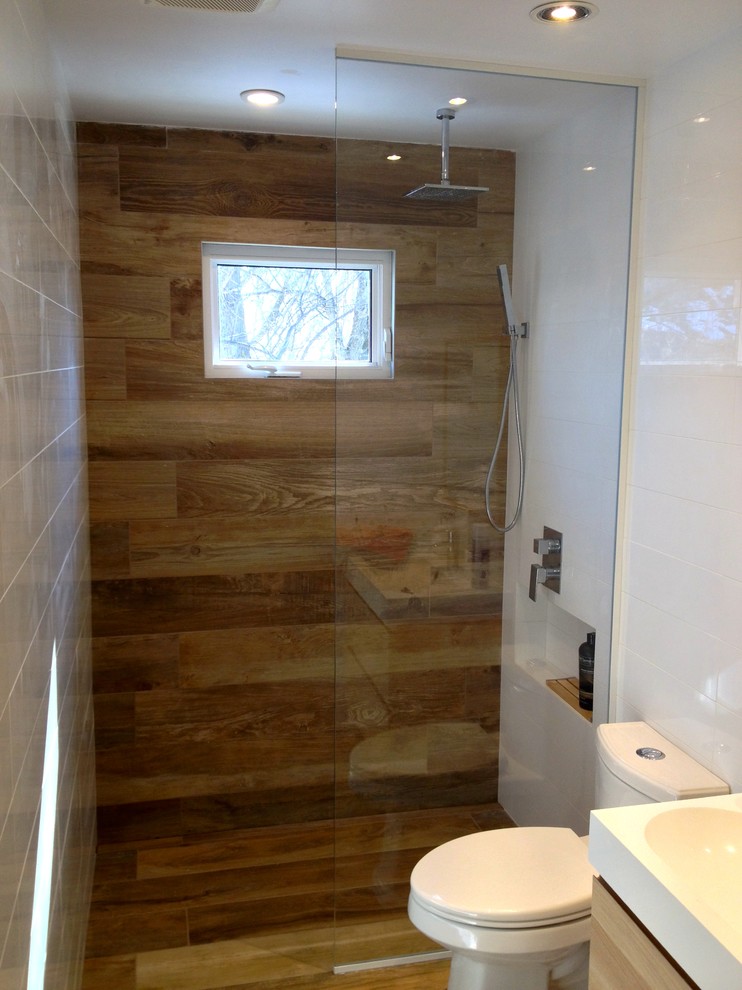 Immagine di una stanza da bagno minimalista con doccia aperta, piastrelle effetto legno e pavimento con piastrelle in ceramica