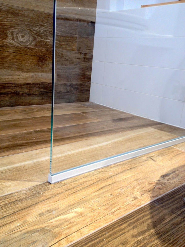 Cette image montre une salle de bain minimaliste avec une douche ouverte, un carrelage imitation parquet et un sol en carrelage de céramique.