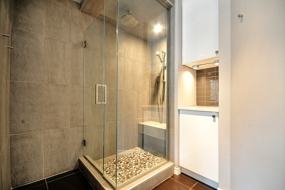 Foto på ett stort funkis badrum, med ett undermonterad handfat, släta luckor, vita skåp, bänkskiva i kvarts, grå kakel, porslinskakel, grå väggar och klinkergolv i porslin