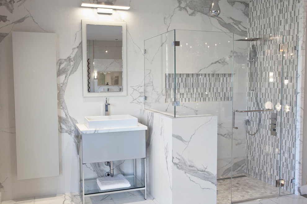 Свежая идея для дизайна: ванная комната среднего размера в современном стиле с раковиной с пьедесталом, белыми фасадами, душем без бортиков, белой плиткой, керамогранитной плиткой, белыми стенами, полом из керамогранита и душевой кабиной - отличное фото интерьера