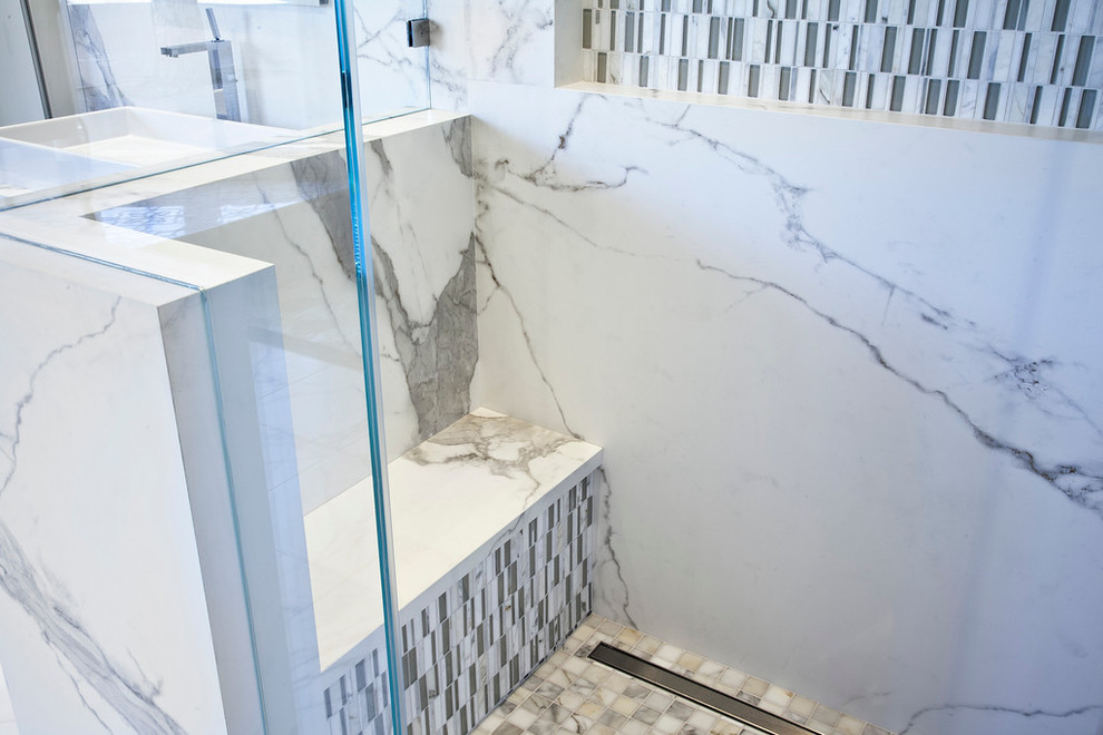 Стильный дизайн: ванная комната среднего размера в современном стиле с раковиной с пьедесталом, белыми фасадами, душем без бортиков, белой плиткой, керамогранитной плиткой, белыми стенами, полом из керамогранита и душевой кабиной - последний тренд