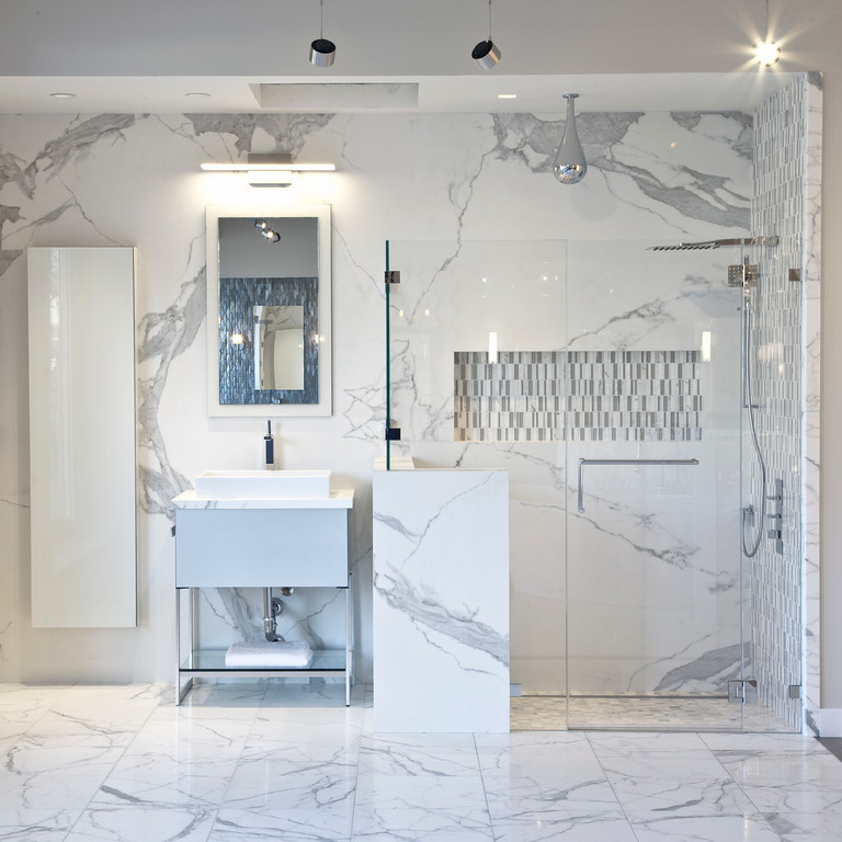 Пример оригинального дизайна: ванная комната среднего размера в современном стиле с раковиной с пьедесталом, белыми фасадами, душем без бортиков, белой плиткой, керамогранитной плиткой, белыми стенами, полом из керамогранита и душевой кабиной