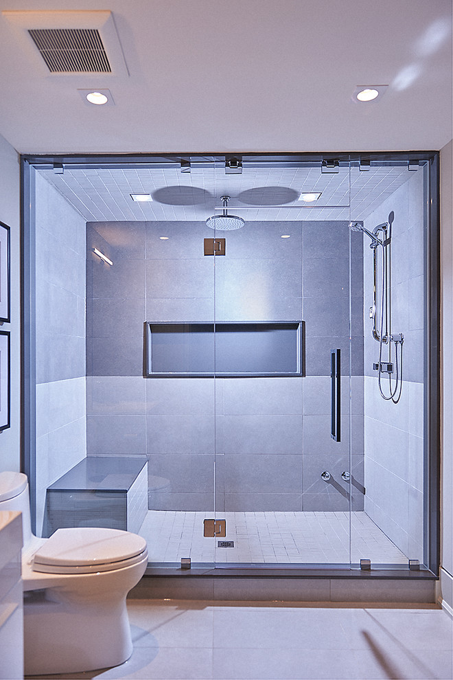 Esempio di una grande stanza da bagno con doccia moderna con doccia doppia e WC monopezzo