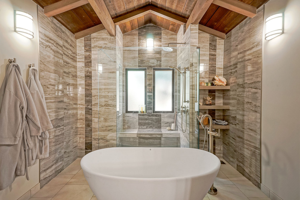 Foto på ett vintage en-suite badrum, med ett fristående badkar, en dusch i en alkov, beige väggar, beiget golv och dusch med gångjärnsdörr