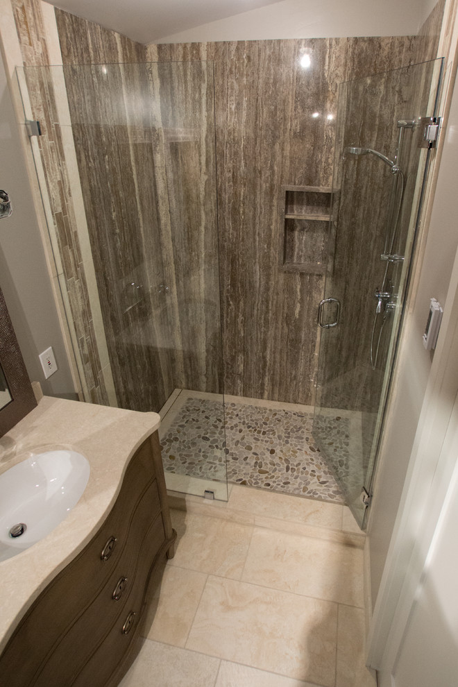 Idéer för vintage badrum, med en dusch i en alkov