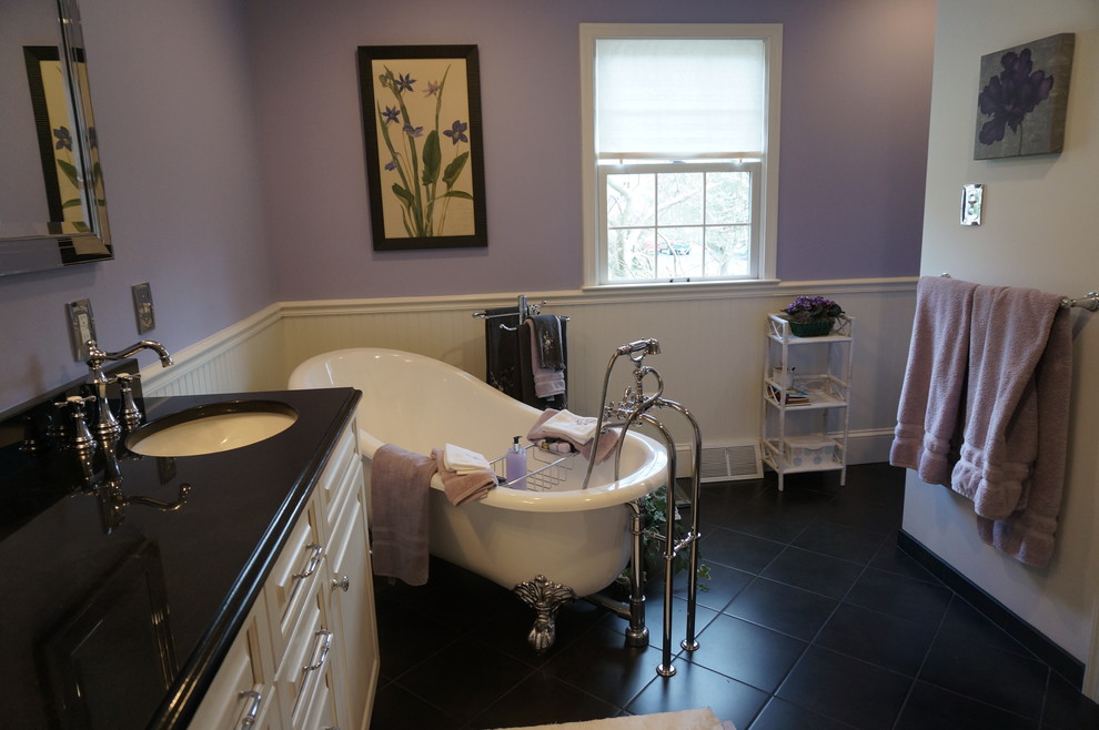 На фото: ванная комната среднего размера в классическом стиле с ванной на ножках, врезной раковиной, фасадами с выступающей филенкой, белыми фасадами, фиолетовыми стенами и полом из керамической плитки