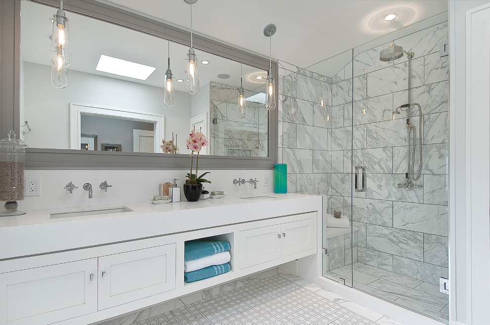 Idées déco pour une salle de bain classique de taille moyenne avec un lavabo encastré, un placard à porte shaker, des portes de placard blanches, un plan de toilette en quartz modifié, un carrelage blanc, un carrelage de pierre, un mur blanc et un sol en marbre.