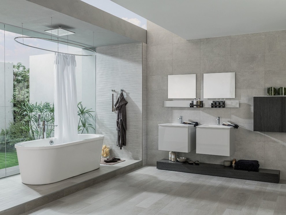 На фото: ванная комната в современном стиле с отдельно стоящей ванной, черно-белой плиткой, коричневой плиткой, белой плиткой и консольной раковиной
