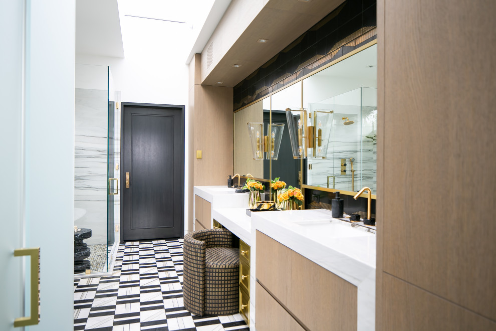 Пример оригинального дизайна: ванная комната в современном стиле с плоскими фасадами, светлыми деревянными фасадами, белыми стенами, врезной раковиной, разноцветным полом, белой столешницей и тумбой под две раковины