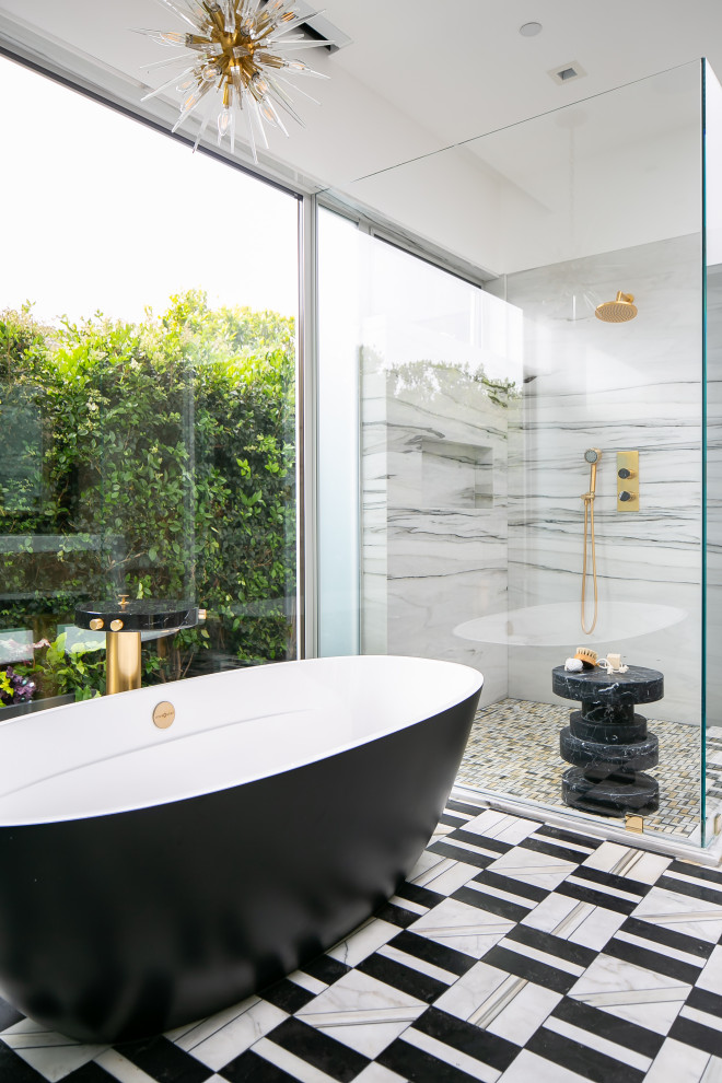 Idee per una stanza da bagno minimal con vasca freestanding, piastrelle bianche, pareti bianche e pavimento multicolore