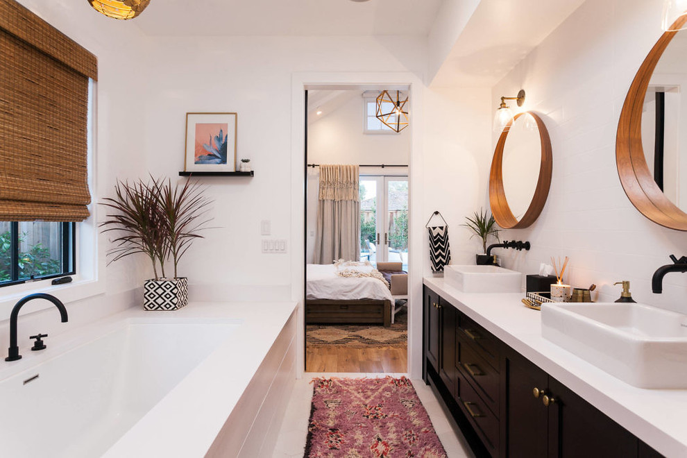 Idéer för vintage vitt en-suite badrum, med luckor med infälld panel, svarta skåp, ett undermonterat badkar, vit kakel, vita väggar, ett fristående handfat och vitt golv