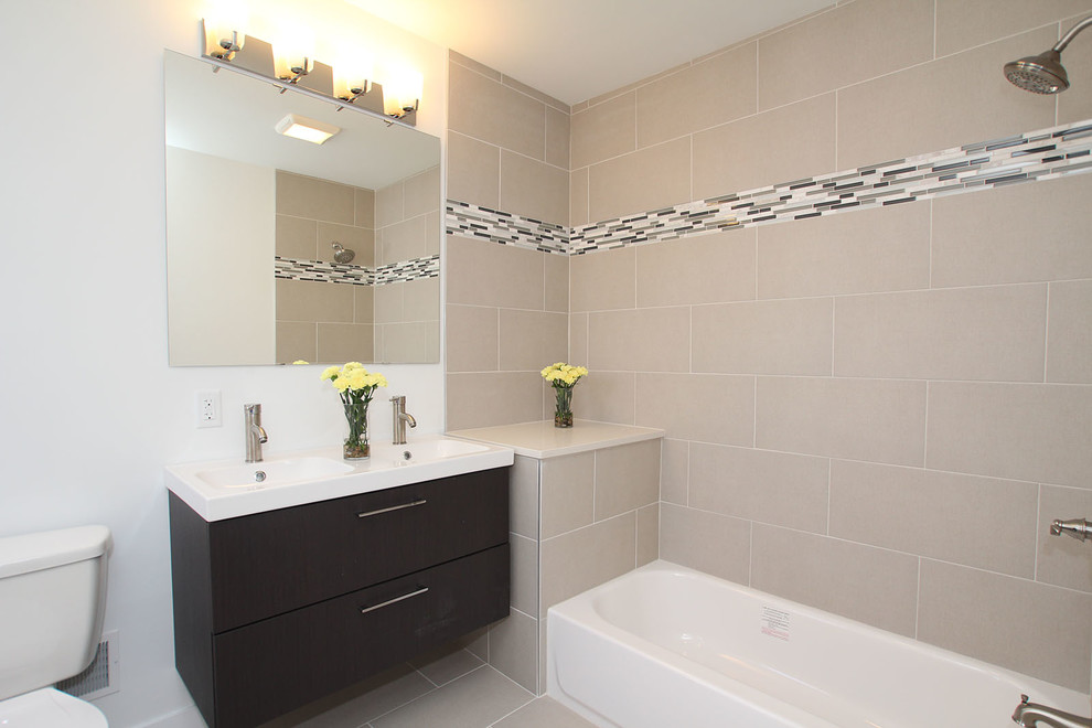 Идея дизайна: ванная комната среднего размера в современном стиле с ванной в нише, душем над ванной, бежевой плиткой, керамогранитной плиткой и полом из керамогранита
