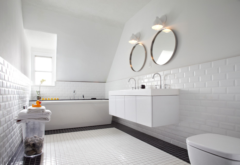 Стильный дизайн: ванная комната в современном стиле с плиткой кабанчик - последний тренд