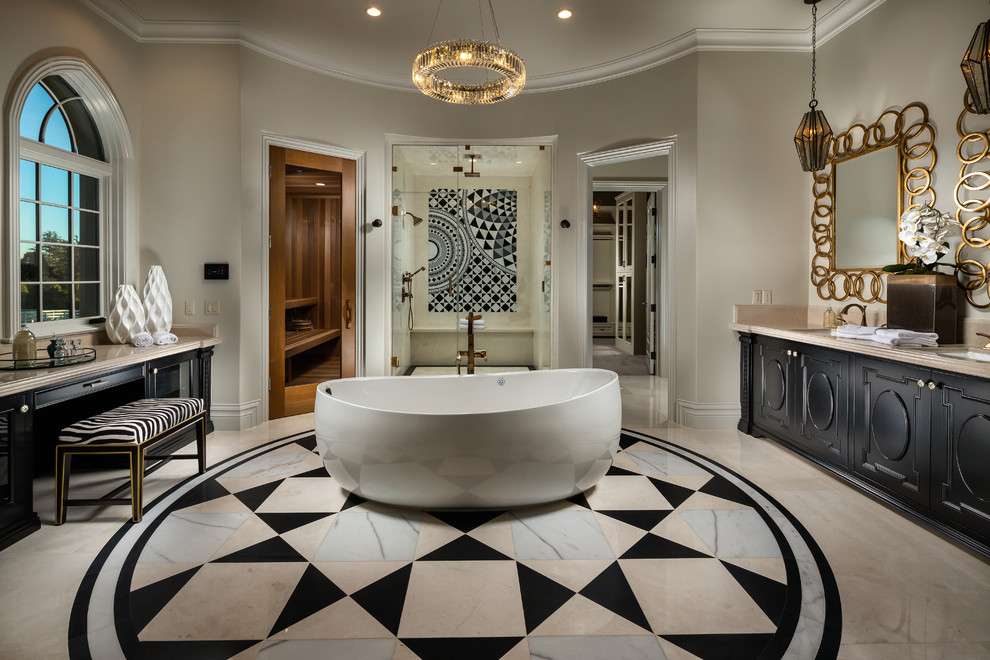Foto på ett mycket stort medelhavsstil en-suite badrum, med svarta skåp, ett fristående badkar, en dusch i en alkov, svart och vit kakel, marmorkakel, vita väggar, mosaikgolv, ett undermonterad handfat, marmorbänkskiva, vitt golv och dusch med gångjärnsdörr