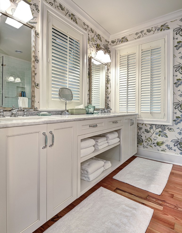 Ejemplo de cuarto de baño costero de tamaño medio con armarios con paneles empotrados, puertas de armario blancas y encimera de granito