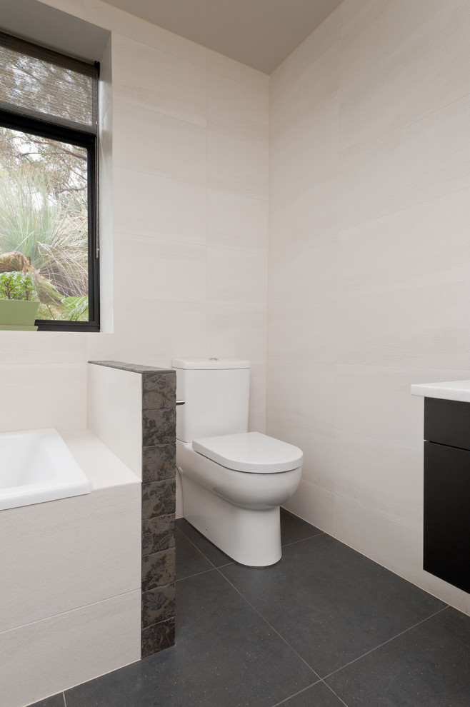 Inspiration för mellanstora moderna en-suite badrum, med svarta skåp, ett platsbyggt badkar, en öppen dusch, en toalettstol med hel cisternkåpa och beige väggar