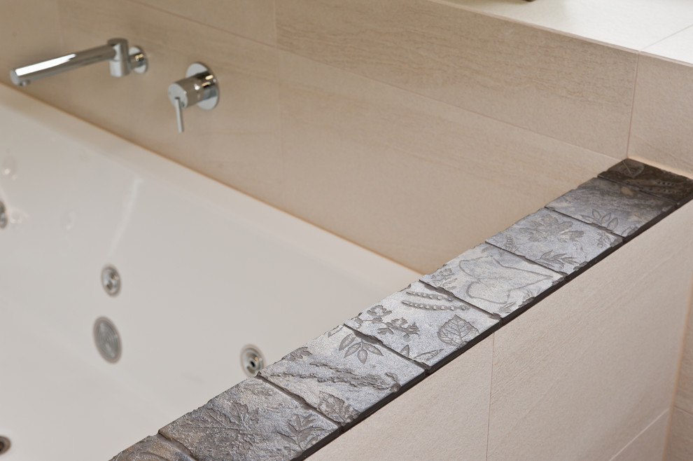 Immagine di una stanza da bagno padronale design di medie dimensioni con ante nere, vasca da incasso, doccia aperta, WC monopezzo e pareti beige