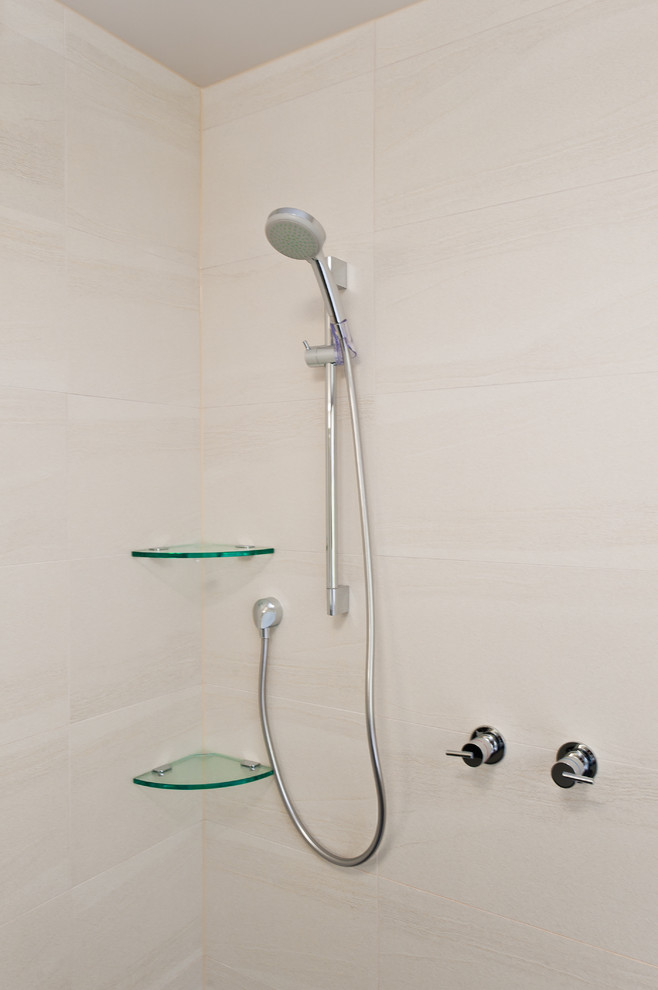 Foto di una stanza da bagno padronale minimal di medie dimensioni con ante nere, vasca da incasso, doccia aperta, WC monopezzo e pareti beige