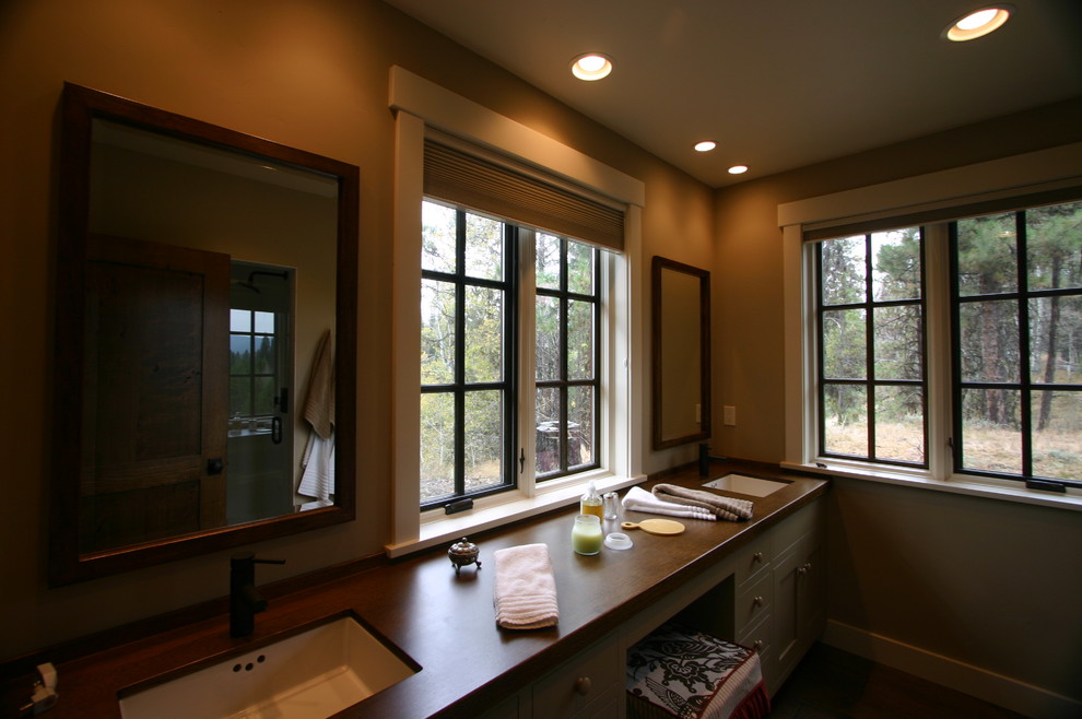 Exempel på ett stort rustikt en-suite badrum, med ett undermonterad handfat