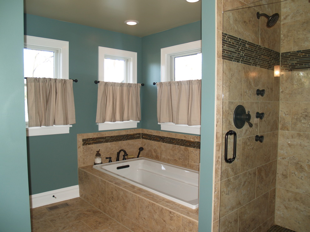 Idee per una stanza da bagno tradizionale di medie dimensioni con vasca da incasso, piastrelle beige, piastrelle in ceramica, pareti blu e pavimento con piastrelle in ceramica