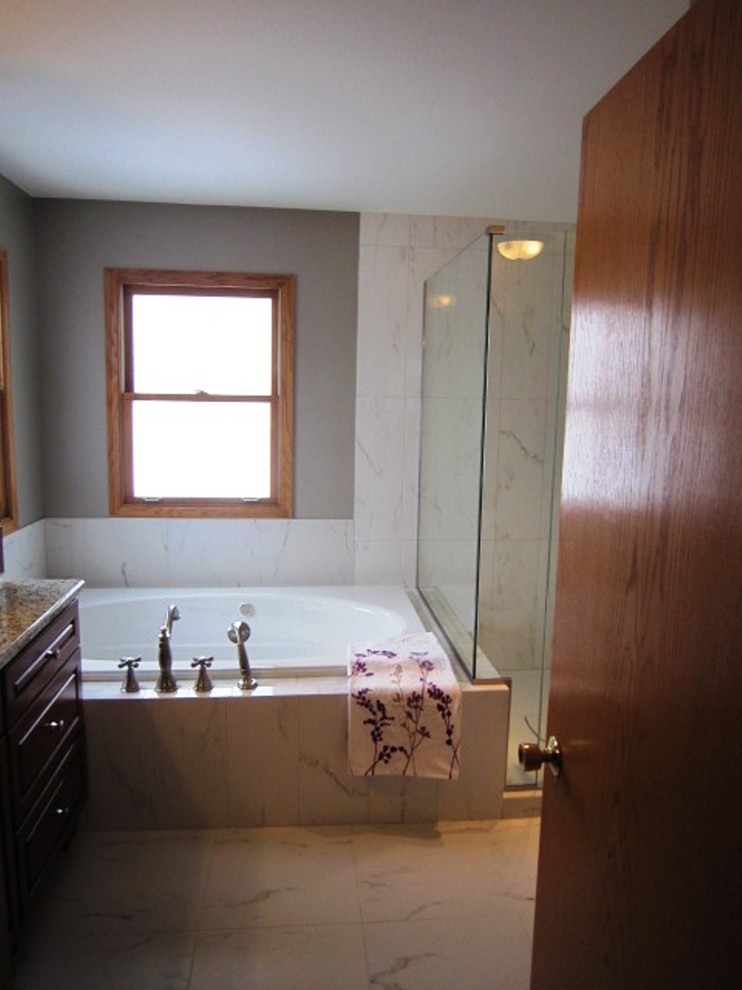 Idéer för att renovera ett funkis en-suite badrum, med skåp i slitet trä, ett platsbyggt badkar, en öppen dusch, vit kakel, keramikplattor och klinkergolv i porslin