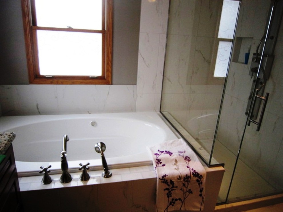 Réalisation d'une salle de bain principale design en bois foncé de taille moyenne avec une baignoire posée, une douche ouverte, un carrelage blanc, des carreaux de céramique et un sol en carrelage de porcelaine.