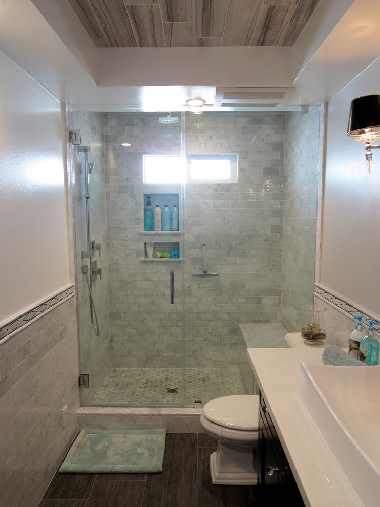 Idéer för ett mellanstort modernt badrum med dusch, med ett fristående handfat, skåp i shakerstil, skåp i mörkt trä, en dusch i en alkov, en toalettstol med separat cisternkåpa, grå kakel, tunnelbanekakel, vita väggar och mörkt trägolv