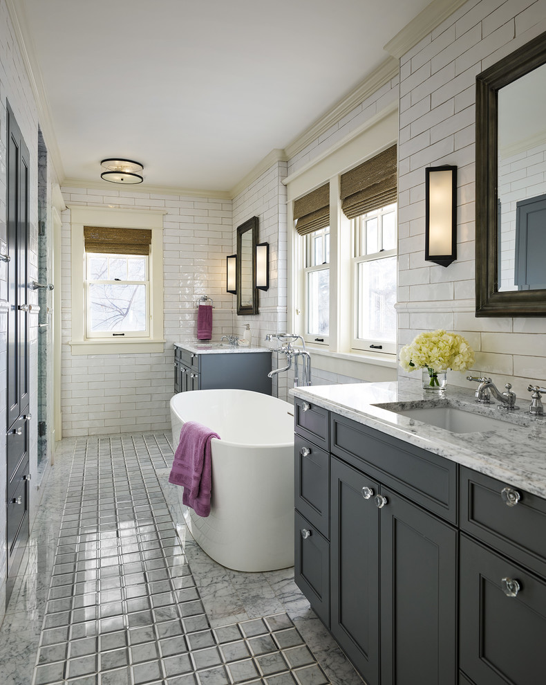 Стильный дизайн: большая главная ванная комната в стиле неоклассика (современная классика) с фасадами с филенкой типа жалюзи, серыми фасадами, отдельно стоящей ванной, душевой комнатой, белой плиткой, плиткой кабанчик, белыми стенами, мраморным полом, врезной раковиной, мраморной столешницей, разноцветным полом, душем с распашными дверями и разноцветной столешницей - последний тренд