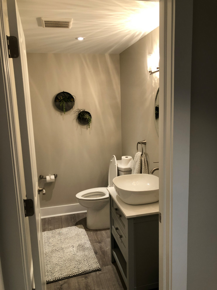 Idéer för ett litet modernt vit badrum, med skåp i shakerstil, grå skåp, en toalettstol med hel cisternkåpa, beige väggar, laminatgolv, ett fristående handfat, bänkskiva i akrylsten och grått golv
